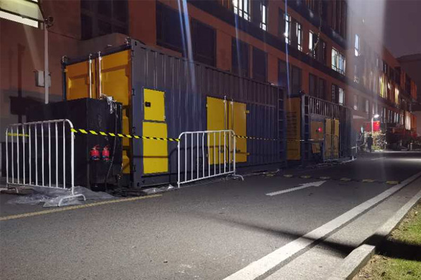 万秀柴油发电机组的输出电压是如何调节的？